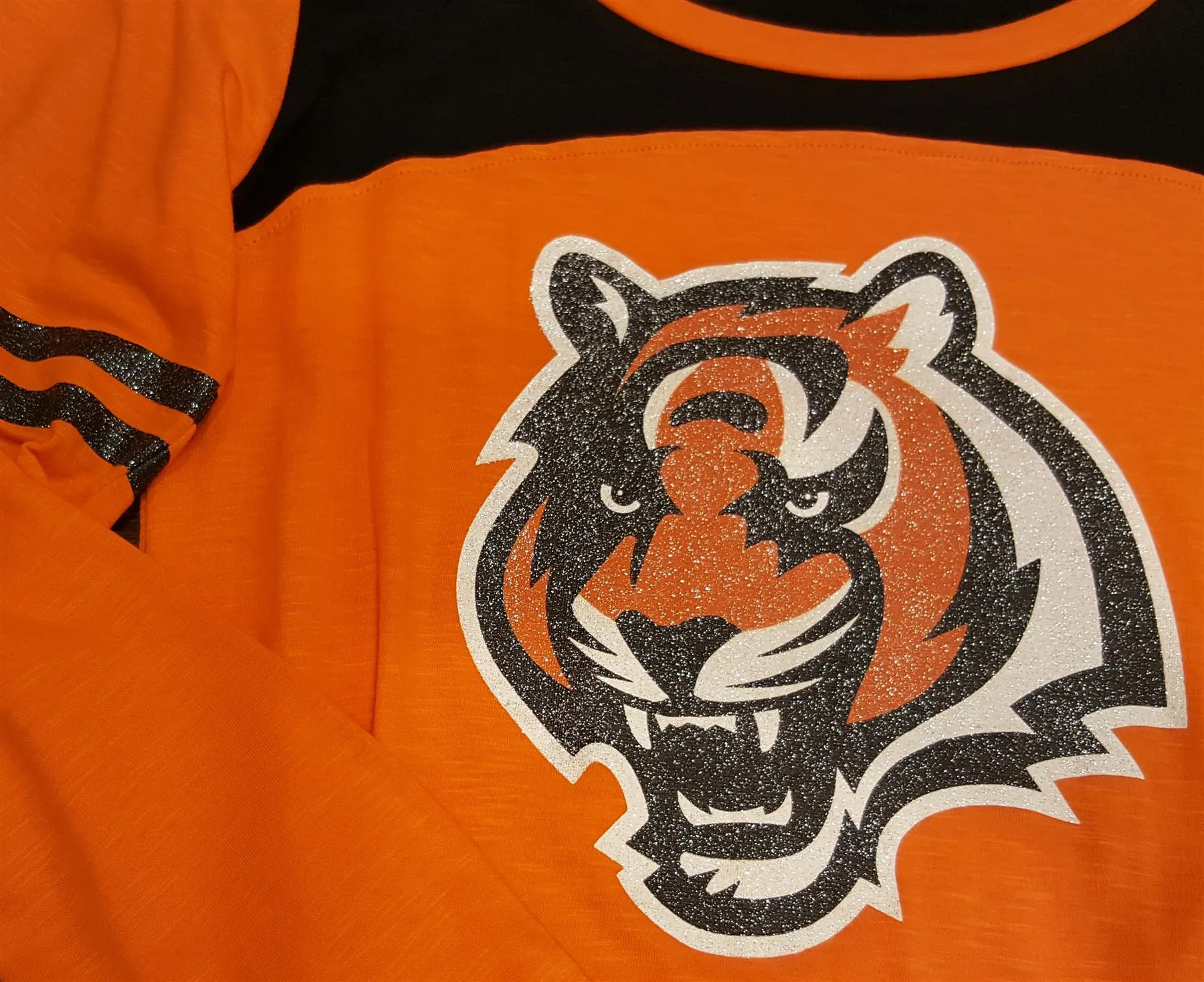New Era NFL Women's Cincinnati Bengals Hang Time Glitter Long Sleeve Tee